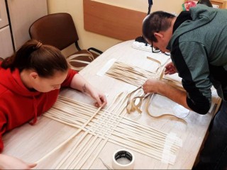 Корзинки, меняющие судьбы: как плетение в мастерской «РотангArt» помогает людям с инвалидностью обрести уверенность