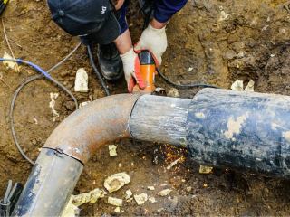 На улице Кирова в Химках устраняют крупный прорыв трубопровода