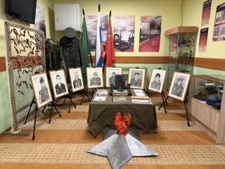 Художница из Котельников рисует углем портреты героев СВО для передвижной выставки