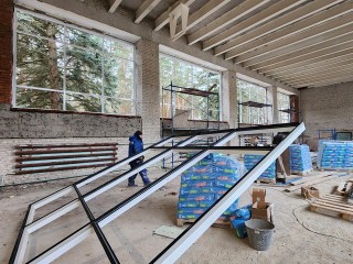 В Протвинском лицее монтируют витражные окна и готовят помещения к финишной отделке