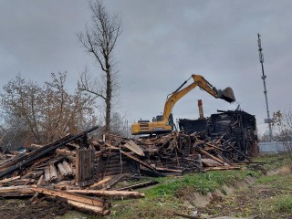 Дом‑призрак у вокзала: в Лобне на улице Железнодорожной начался снос двухэтажного 100‑летнего барака