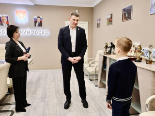 Экскурсию по администрации для юного жителя Электрогорска провел глава округа Семенов