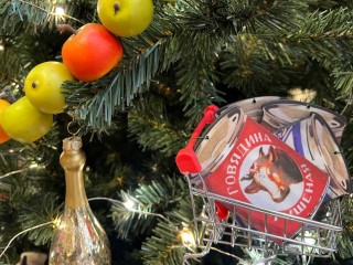 Новогодние украшения в тренде: как украсить квартиру в духе последних тенденций моды в 2025 году