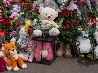 «Несут игрушки и цветы»: мемориал у стен Успенской школы попал на видео