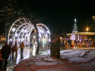 Огни на главной елке в Озерах зажгут в субботу, 6 декабря