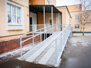 В больнице Клина смонтировали новую входную группу с пандусом для маломобильных пациентов