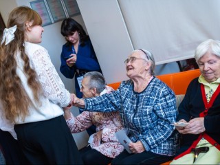 От домашнего печенья до личных писем: школьники Истры поздравили бабушек и дедушек