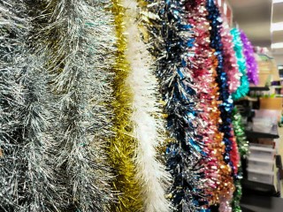 Ребенок проглотил мишуру: что делать нельзя и когда нужно срочно звонить в скорую — ответ педиатра