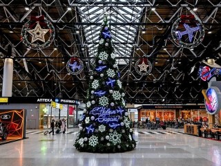Зимняя сказка перед вылетом: Шереметьево встречает пассажиров по-новогоднему