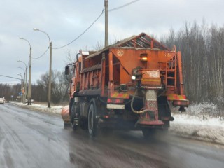 Более 60 дворников и 7 единиц спецтехники: как убирают снег после первой метели