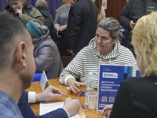 В селе Аксиньино решили проблему протечки трубы прямо на встрече с жителями