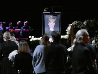 Последний поклон: проститься с Верой Алентовой прибыла ее дочь Юлия Меньшова