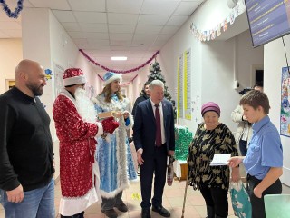 Дед Мороз и Снегурочка поздравили маленьких пациентов детской поликлиники