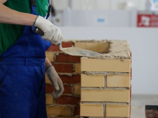 Быстро и до морозов: как и почему укрепили кирпичный фасад дома на Красной Армии