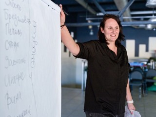 Миллениалам все нипочем, а зумеры — на стрессе: что происходит с психикой граждан в декабре