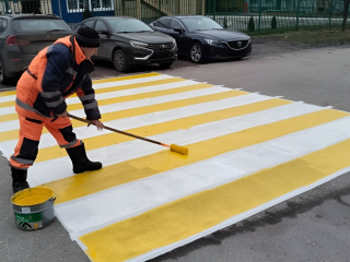 В Калининце возле детского сада обновили дорожную разметку для безопасности пешеходов