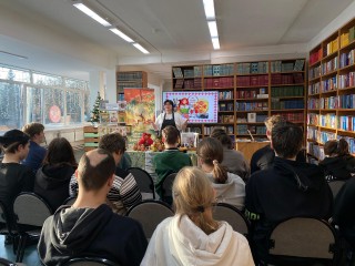 Елочные игрушки по-русски: студенты Щелкова расписали шары в народных стилях