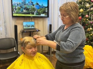 Студенты-парикмахеры в гостях у мудрости: волонтеры Сергиева Посада сделали стрижки пенсионерам