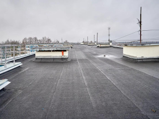 Старый дом получил новую крышу: в микрорайоне Юбилейный завершен капитальный ремонт кровли