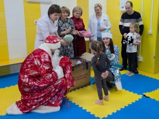Маленьким пациентам Бронницкой больницы Дед Мороз вручил конфеты и подарки