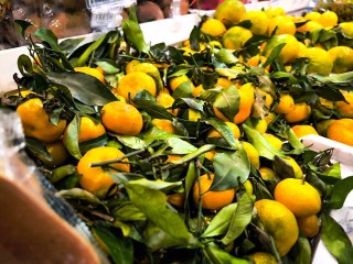 Не только аллергия: врач объяснила, какие болезни обостряются от новогоднего фрукта