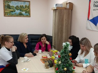 Чай, разговор без формальностей и подарки детям: как в Восходе поддержали семьи бойцов