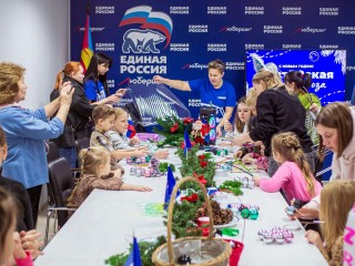 Помочь Деду Морозу и решить проблему: в Люберцах прошло творческое мероприятие для семей бойцов СВО