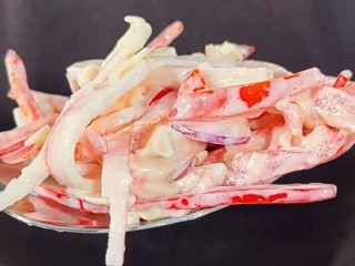 Лучший крабовый салат: три свежих ингредиента, фокус с заправкой и вкус Азии