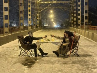 Баба Яга и Кощей устроили романтический вечер при свечах на Рогачевском мосту