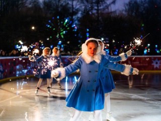 Елки, катки и резиденции Деда Мороза открыли в подмосковных парках