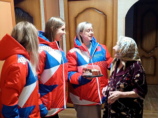 Волонтеры поздравили с Новым годом 102-летнюю фронтовичку из Зарайска