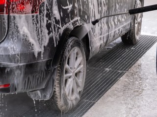 Ночь хаоса: неизвестный мужчина устроил погром на мойке в Голубом