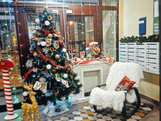 Кресло‑качалка и декоративный камин: жители Одинцова устроили новогодний уголок в подъезде