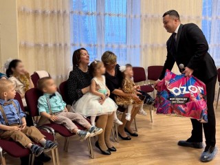 Полицейские поздравили воспитанников центра «Преображение» с Новым годом