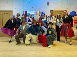 Новогоднее представление: студенты колледжа из Серпухова показали новогодний спектакль для детей