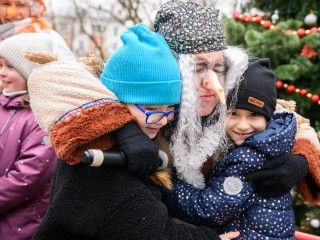 Жители Лыткарина открыли зимний сезон вместе с Бабой Ягой и снеговиками