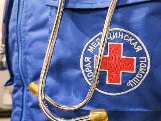 Ноги гниют, а в больницу не берут: женщину бросили болеть в квартире в Москве