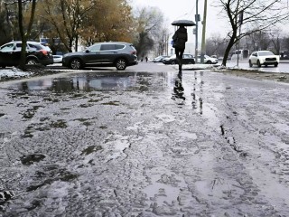 Выпавший снег смоет дождь, затем метель и морозы до минус 12°C накроют в Подмосковье