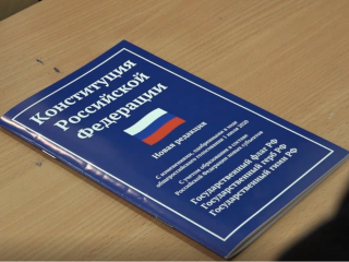 В Химках школьники и пенсионеры сразились в знании Конституции России