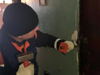 Сын за дверью, мама внутри: спасатели в Ступине помогли попасть в квартиру к пожилой женщине