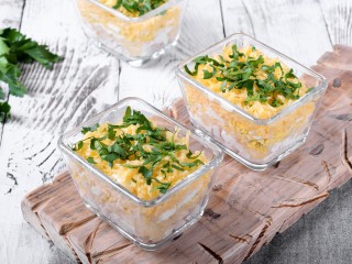 Салат «Звездочет» на Новый год 2026: простой рецепт с курицей, ананасами и сыром