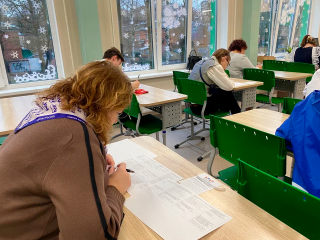 Школьники и активисты проверили свои знание Конституции в честь праздника