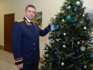 «Елка желаний» от Следкома: глава ведомства вручил подарки школьнице из Подмосковья