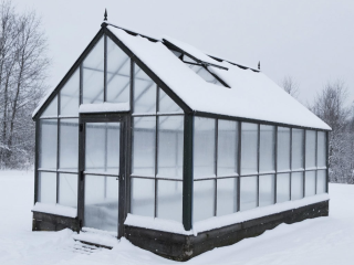 Как почистить крышу теплицы от снега? Простой трюк с веревкой спасет от повреждений