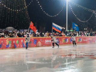 Каток у Дворца культуры заработал: рассекать по льду можно бесплатно и каждый день