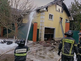 Огонь против «Бентли» и жилого дома: как пожарные справились с возгоранием в селе Локотня