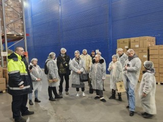 Экскурсия на завод одноразовой посуды: семьи участников СВО познакомили с вакансиями предприятий