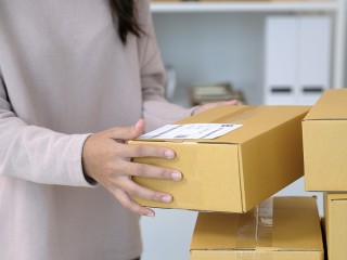 Ароматизатор и декоративные цветы похитили из пункта выдачи на проспекте Пацаева