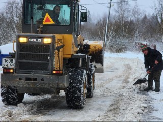 В поселке Сычево коммунальщики ликвидировали последствия снегопада