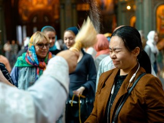 Почему в православных храмах принято стоять: история, практика и духовный смысл